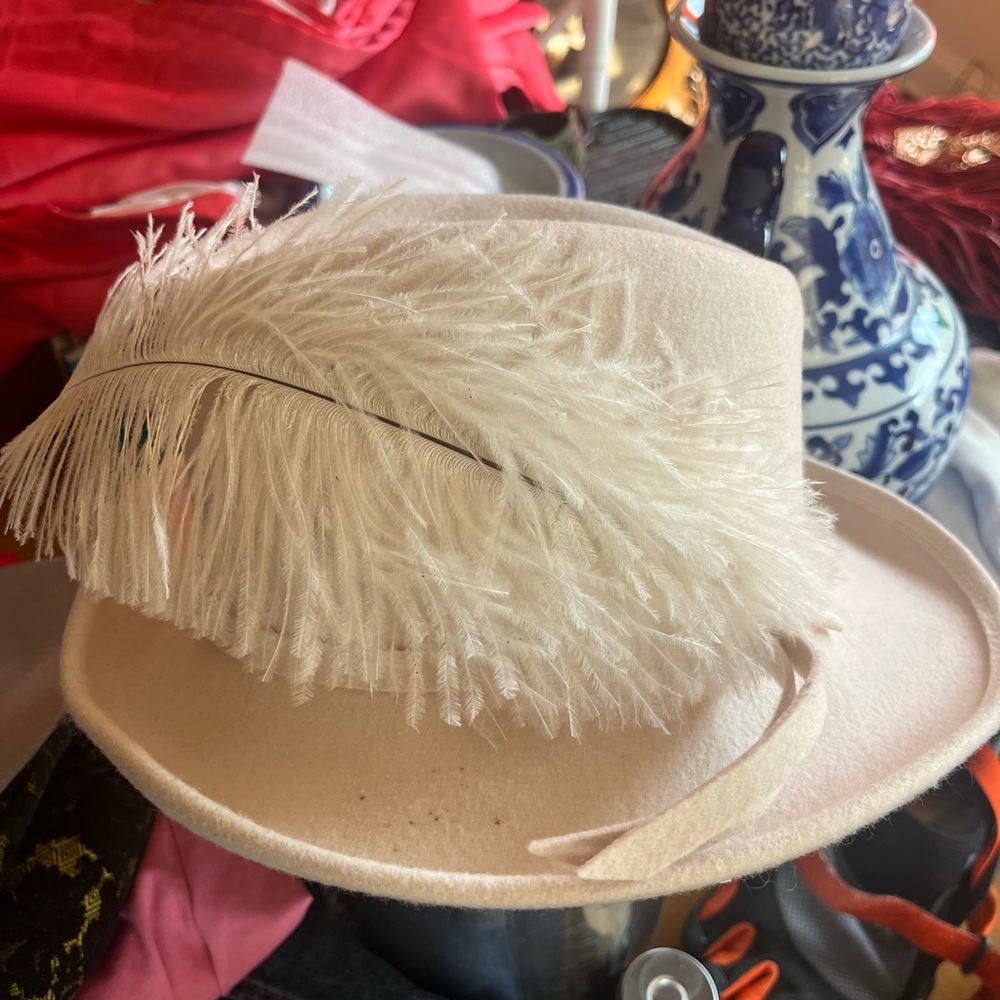 vintage Cream Feathered Women's Hat m-l
